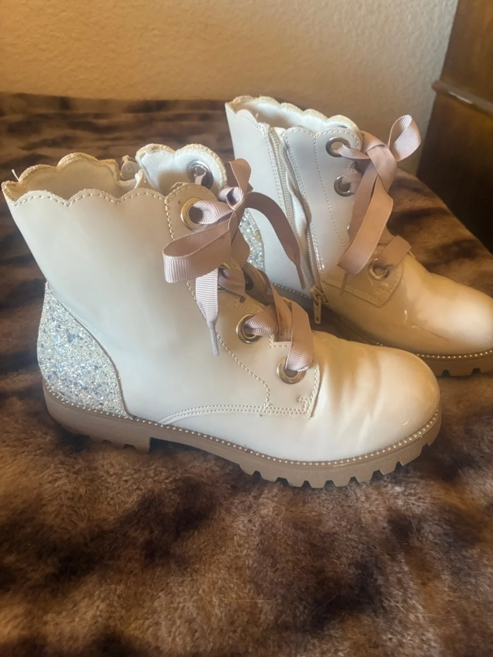 Little girls size 2 boots - Picture 1 of 4